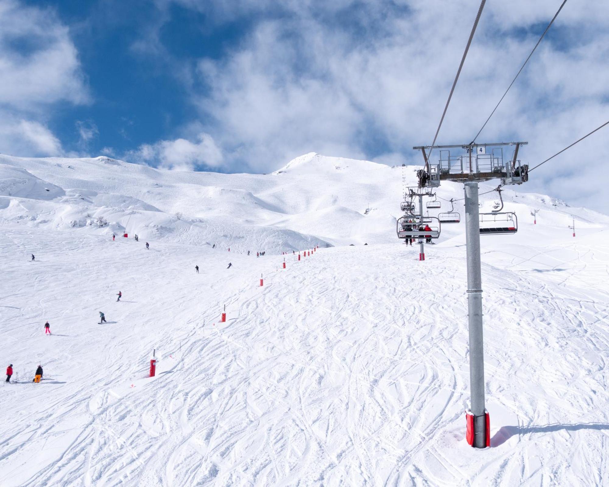 Barceló Monasterio de Boltaña Hotel Kültér fotó Ski lift in the resort